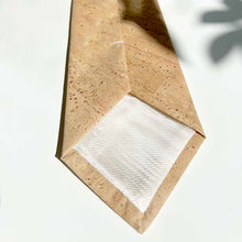 Load image into Gallery viewer, Natural cork tie for men, detail of the tail's lining