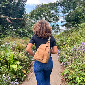 Model carrying the natural cork sling bag