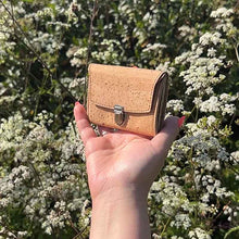 Load image into Gallery viewer, Natural cork purse with vintage style lock, natural light in models&#39; hand